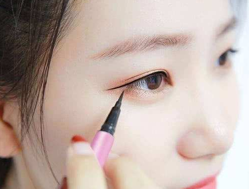 淡妆要化眼影吗-眼影化淡妆要卸妆吗