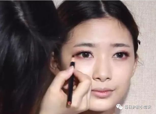 清新淡雅妆容教程_日常清新淡妆化妆教程_清新淡妆步骤