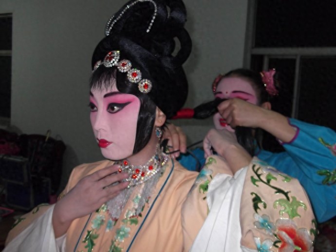 京剧旦角为呈现舞台上的短暂的绚丽，幕后的辛苦妆容