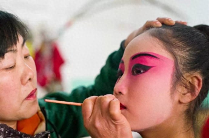 京剧旦角为呈现舞台上的短暂的绚丽，幕后的辛苦妆容