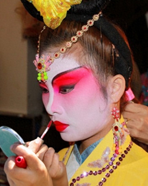 京剧旦角为呈现舞台上的短暂的绚丽，幕后的辛苦妆容