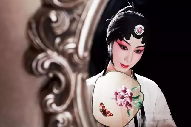 花旦的化妆-花旦化妆过程