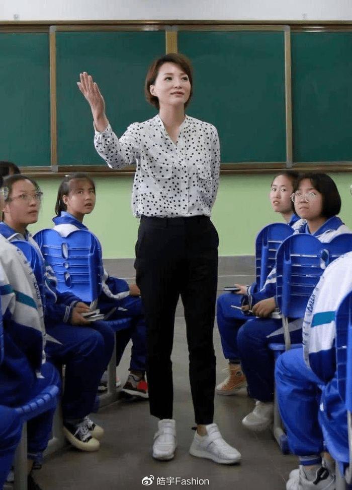董卿素颜照化妆照_董卿化妆前后_董卿素颜照与化妆对比