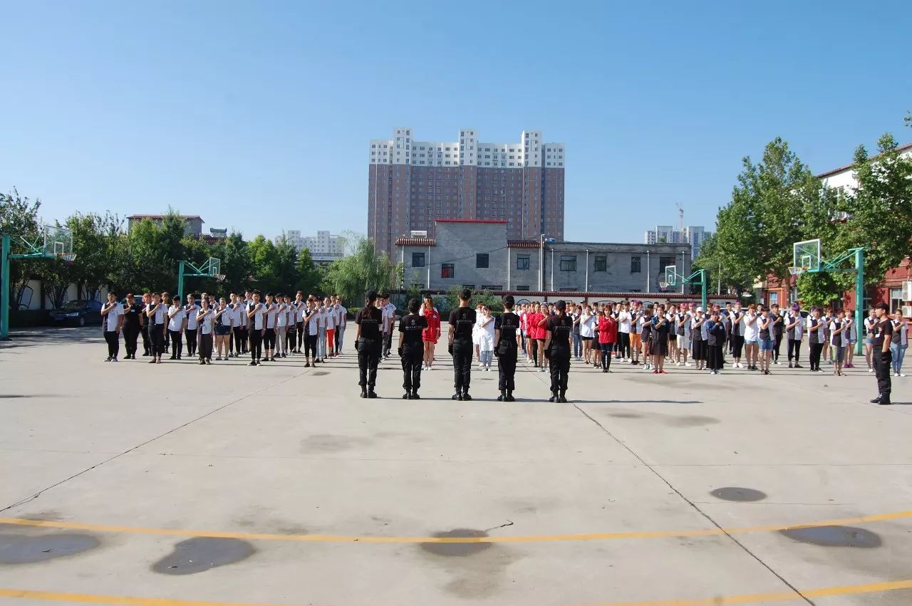 化妆毕业感言怎么写_化妆毕业写感言的句子_化妆毕业感言200字型